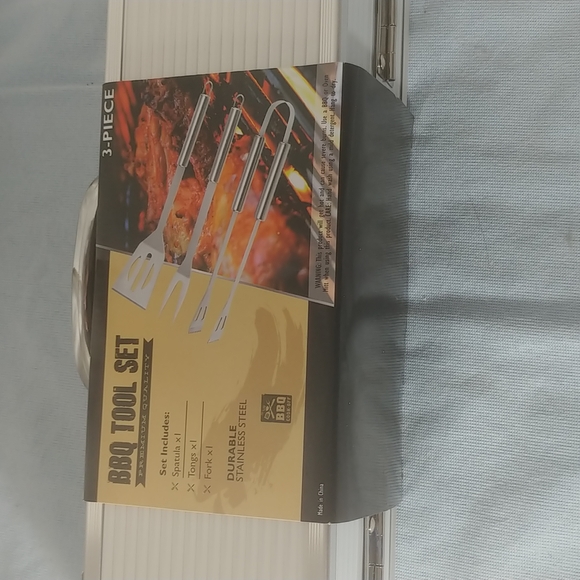 3 piece bbq set in metal case. - Picture 2 of 4